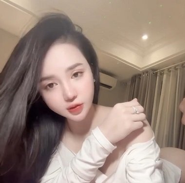 Chu Thúy Quỳnh nhìn sexy và dễ gần